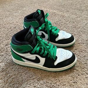 Jordan 1 Retro High OG "Lucky Green" Grade School Kids' Shoe